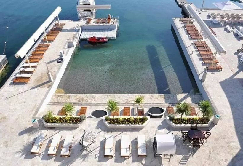 Adeona Apartments   On The Beach