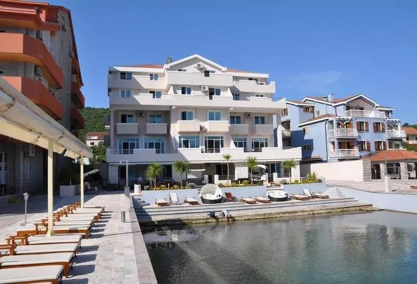 Adeona Apartments   On The Beach