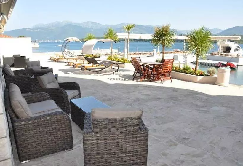 Adeona Apartments   On The Beach