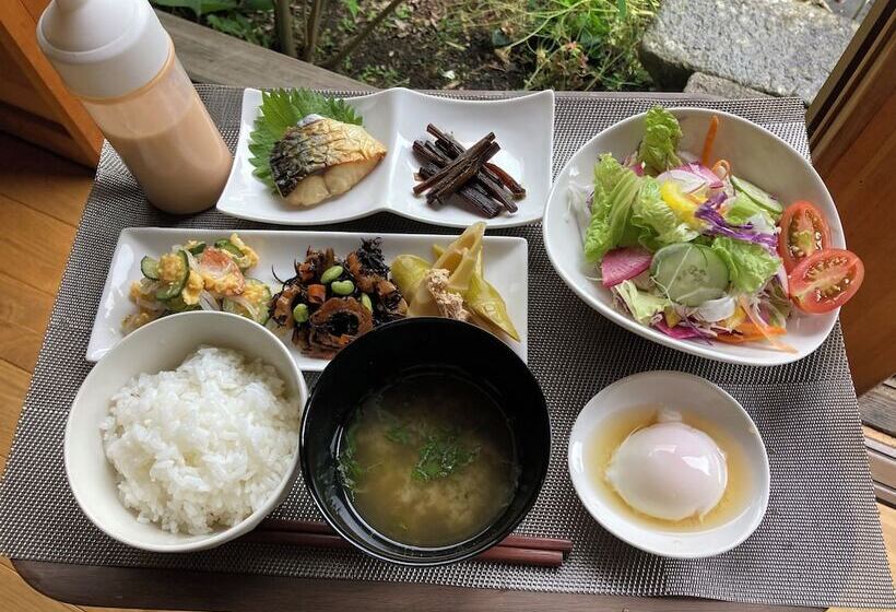 פנסיון Assi House