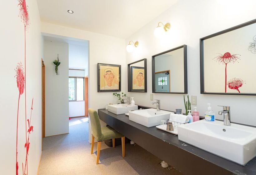 פנסיון Assi House