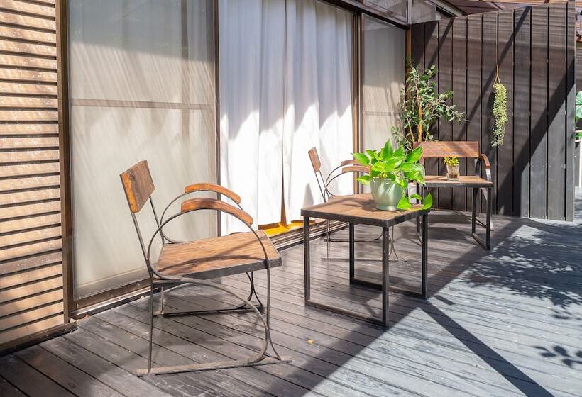 פנסיון Assi House