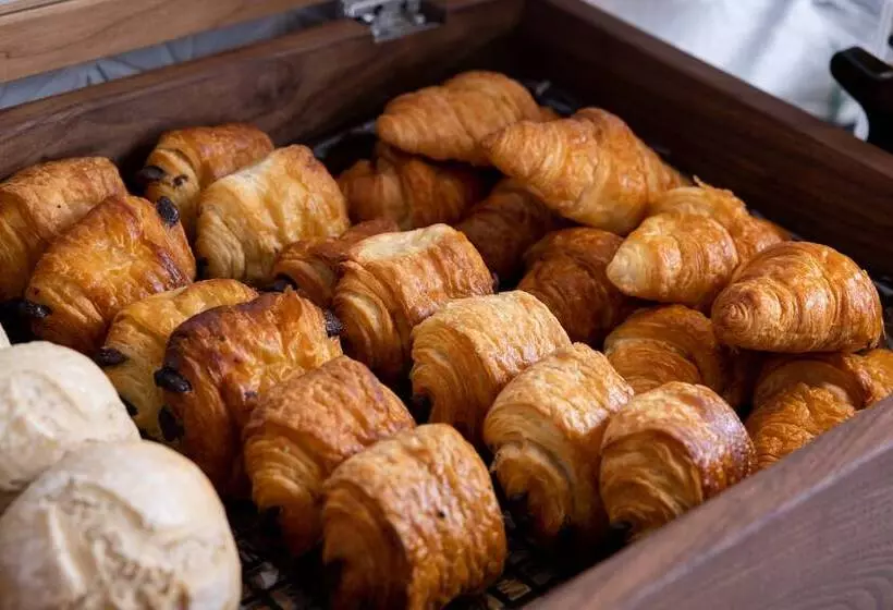 هتل The B Namba Kuromon