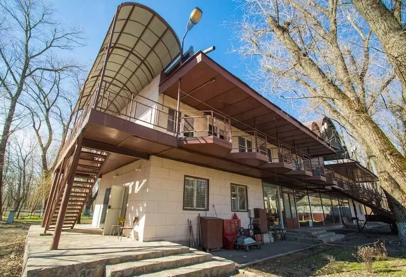 Retkeilymaja Izumrud