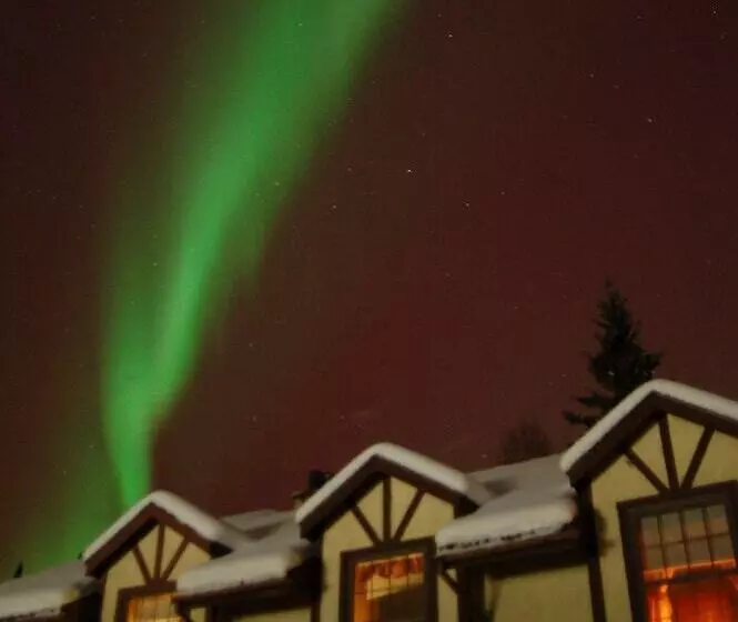 Отель 7 Gables Inn & Suites