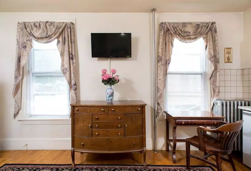 Отель The Farrington Inn