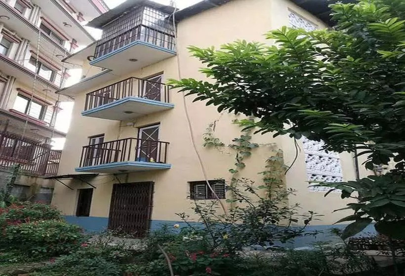 تختخواب و صبحانه The Nepali Hive