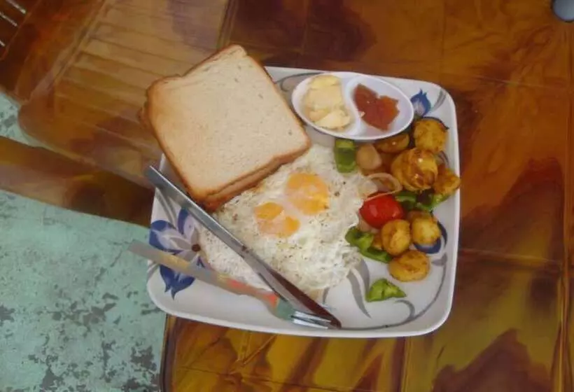 تختخواب و صبحانه The Nepali Hive