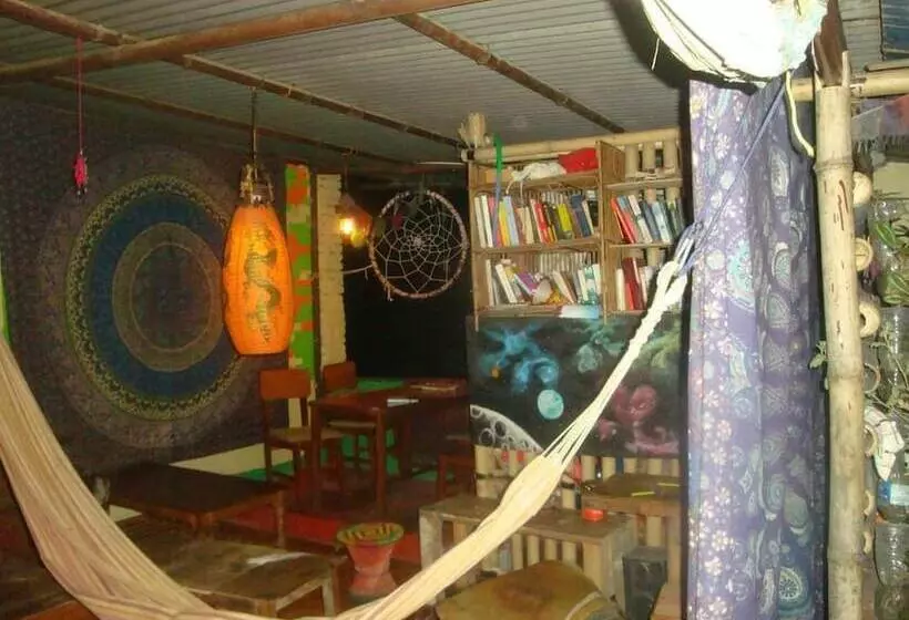 تختخواب و صبحانه The Nepali Hive