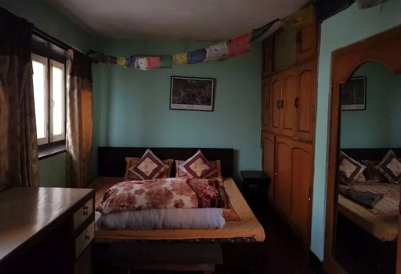 تختخواب و صبحانه The Nepali Hive