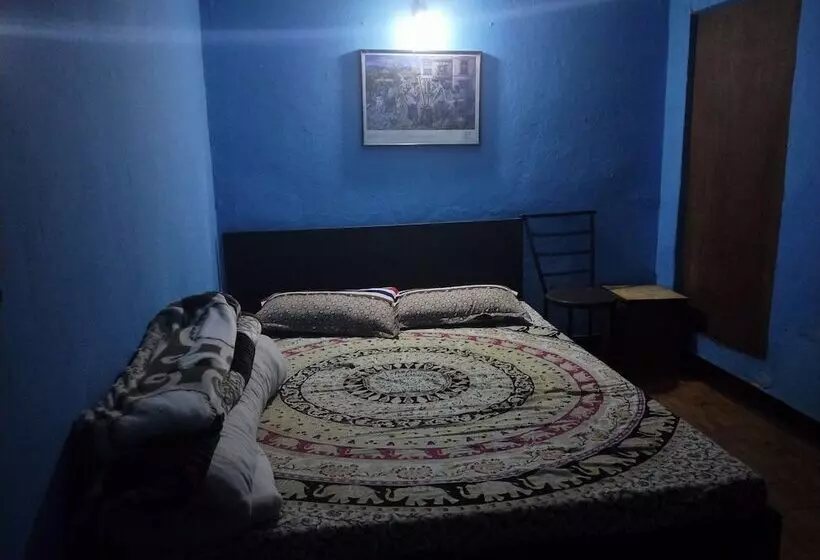 تختخواب و صبحانه The Nepali Hive