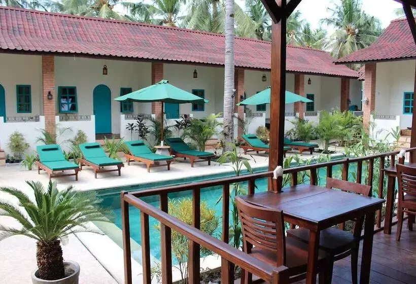 هتل White Coconut Resort