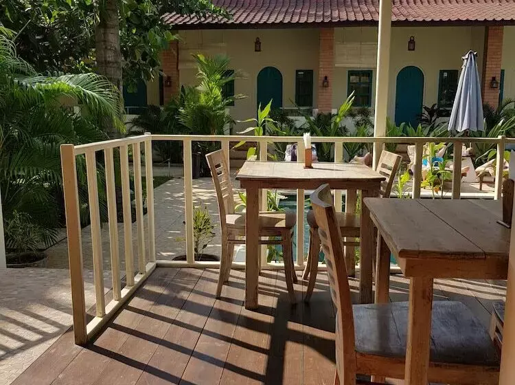 هتل White Coconut Resort