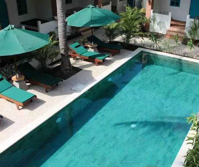 هتل White Coconut Resort
