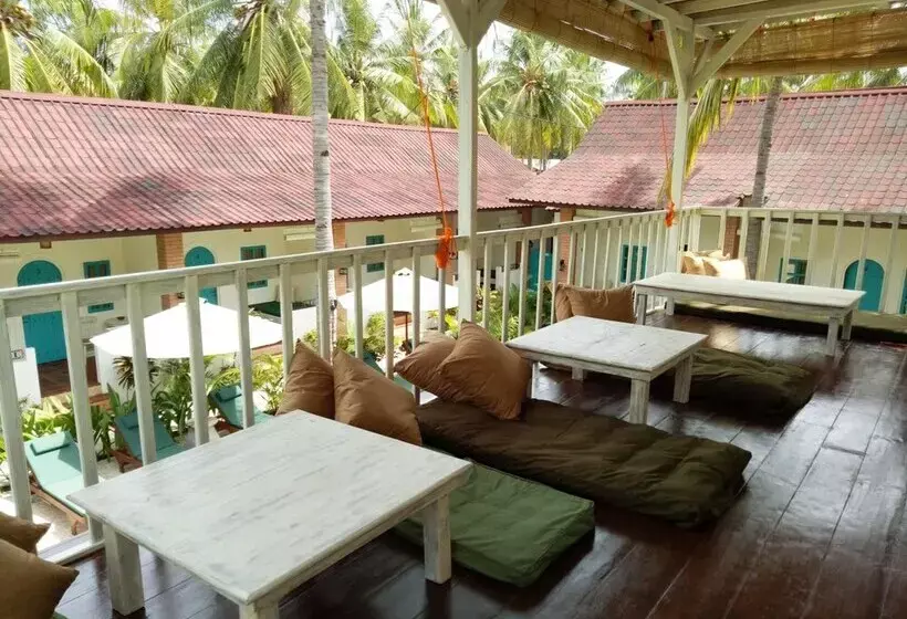 هتل White Coconut Resort