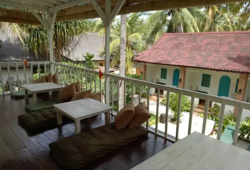 هتل White Coconut Resort