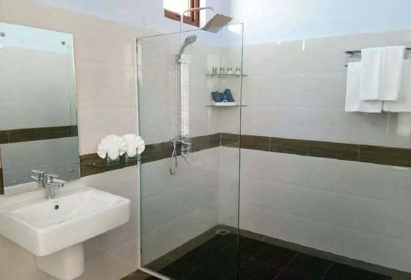 هتل Royal Airstrip