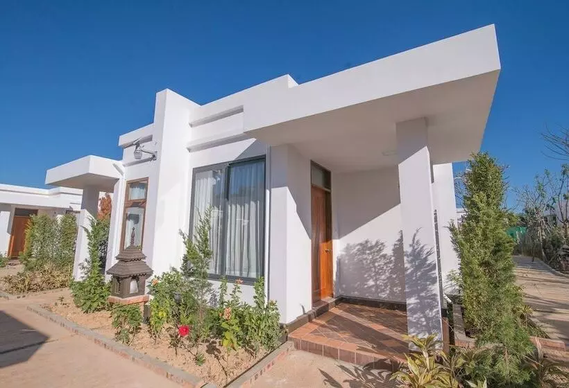 هتل Royal Airstrip