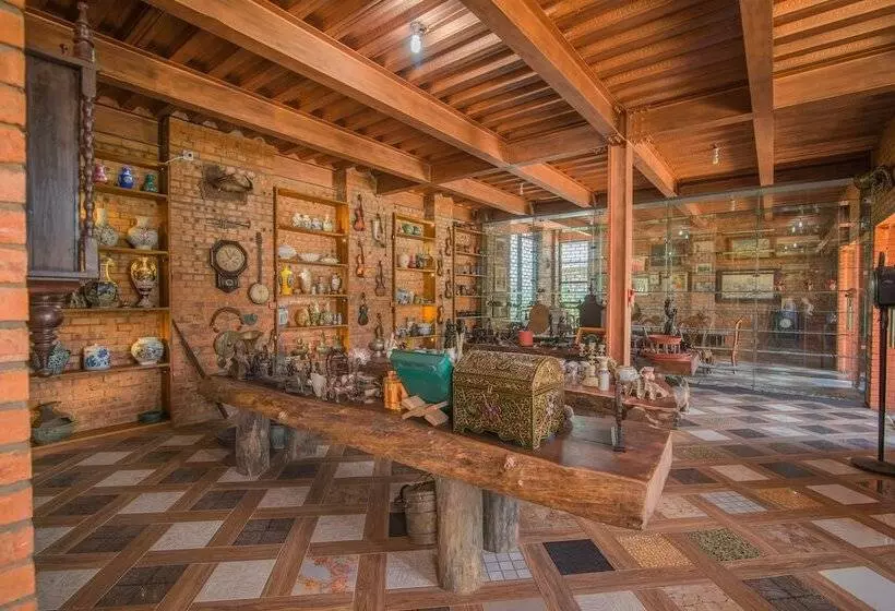 هتل Royal Airstrip