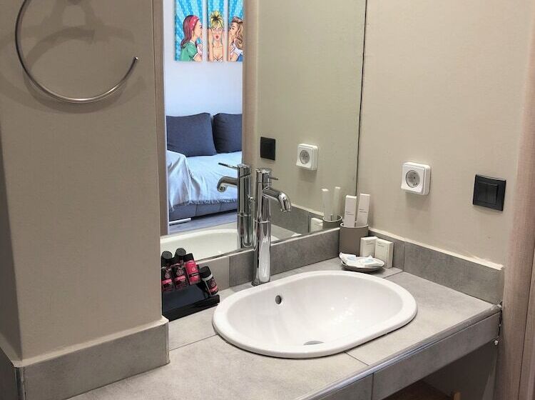 Connect Studios & Apartments