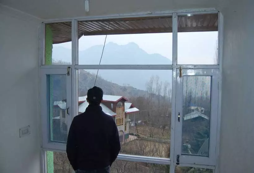 Hotelli Calm Holiday Inn