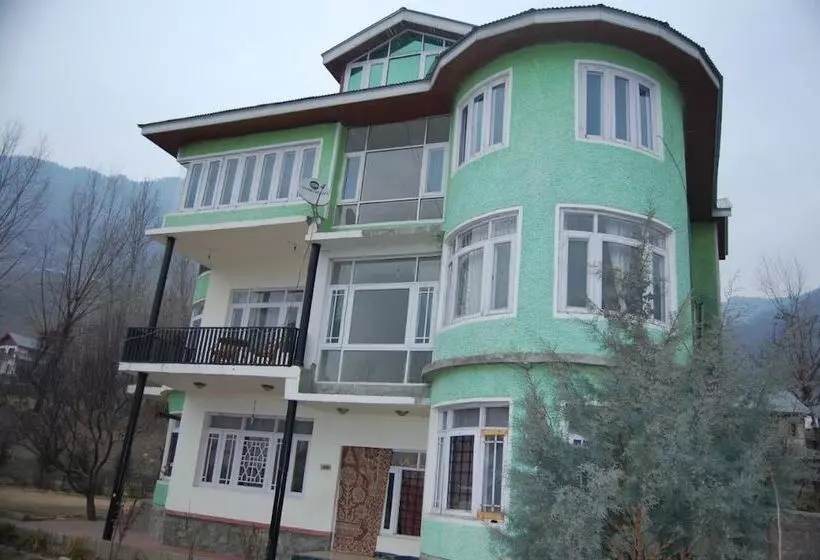 Hotelli Calm Holiday Inn