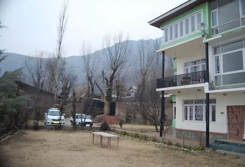 Hotelli Calm Holiday Inn