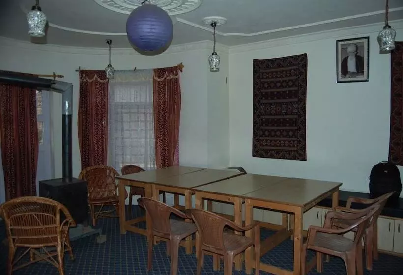 Hotelli Calm Holiday Inn