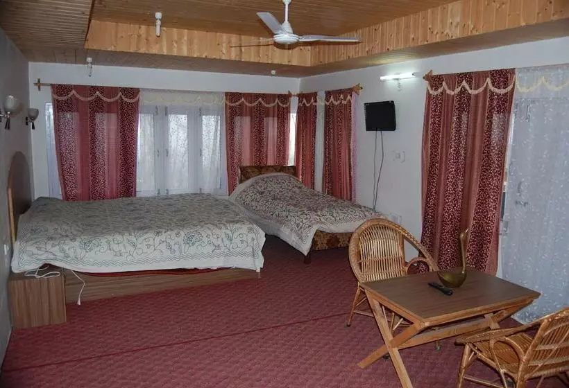 Hotelli Calm Holiday Inn