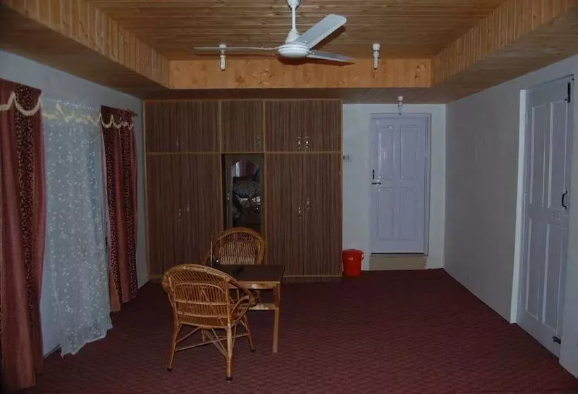 Hotelli Calm Holiday Inn