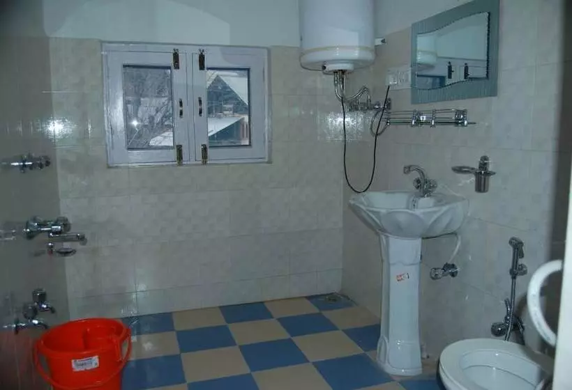 Hotelli Calm Holiday Inn