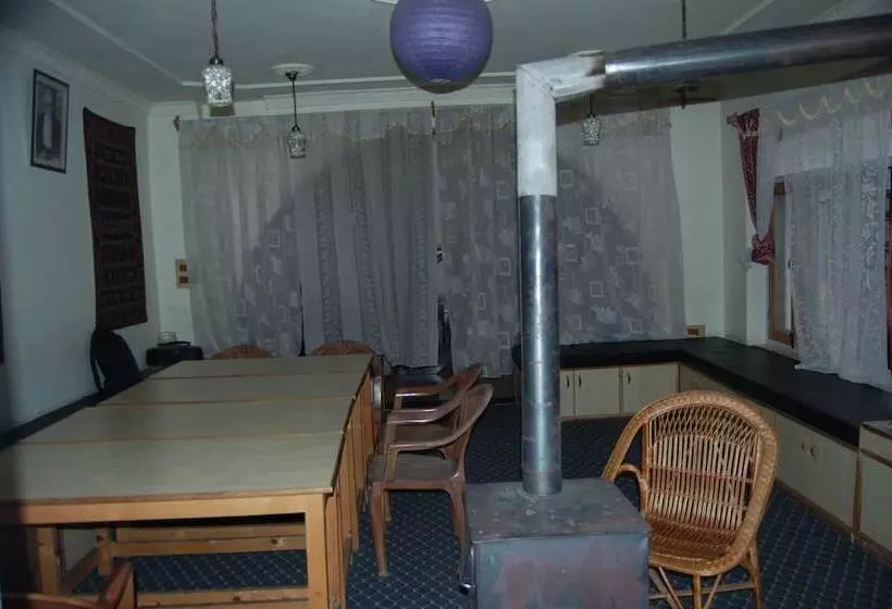 Hotelli Calm Holiday Inn