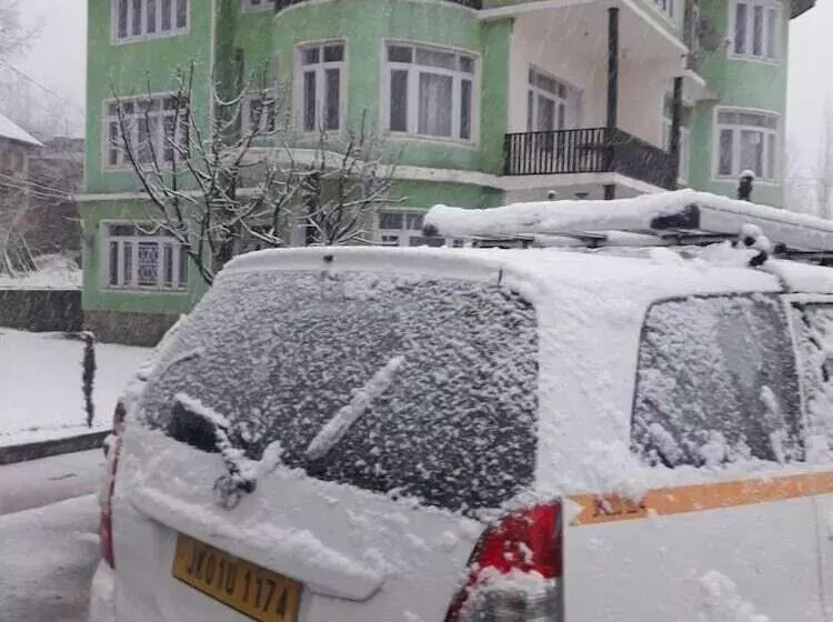 Hotelli Calm Holiday Inn