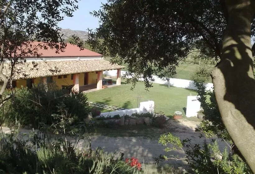 Maaseutuhotelli Agriturismo Piperedda