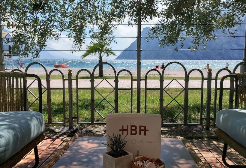 هتل Baia Azzurra Lake Front