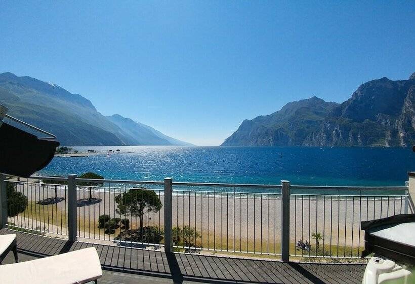 هتل Baia Azzurra Lake Front