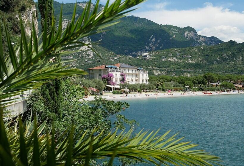 هتل Baia Azzurra Lake Front