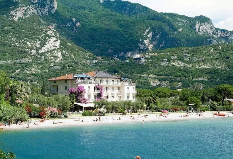 ホテル Baia Azzurra   Lake Front