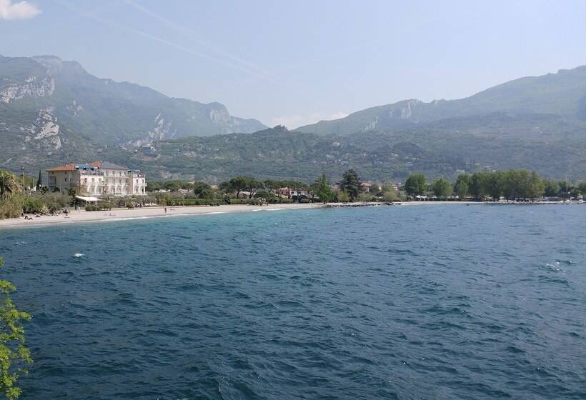 هتل Baia Azzurra Lake Front