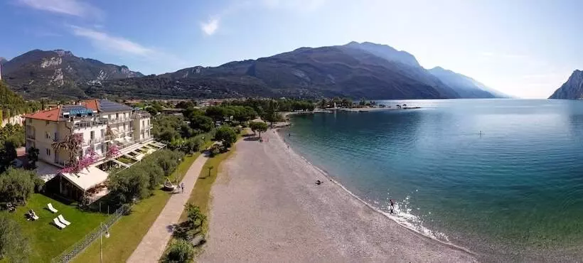 ホテル Baia Azzurra   Lake Front