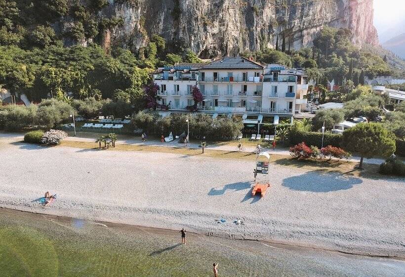 هتل Baia Azzurra Lake Front