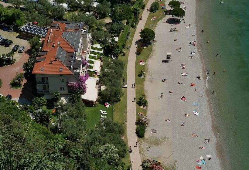 هتل Baia Azzurra Lake Front