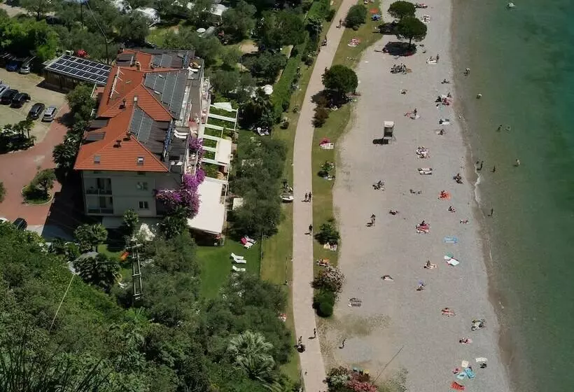 ホテル Baia Azzurra   Lake Front