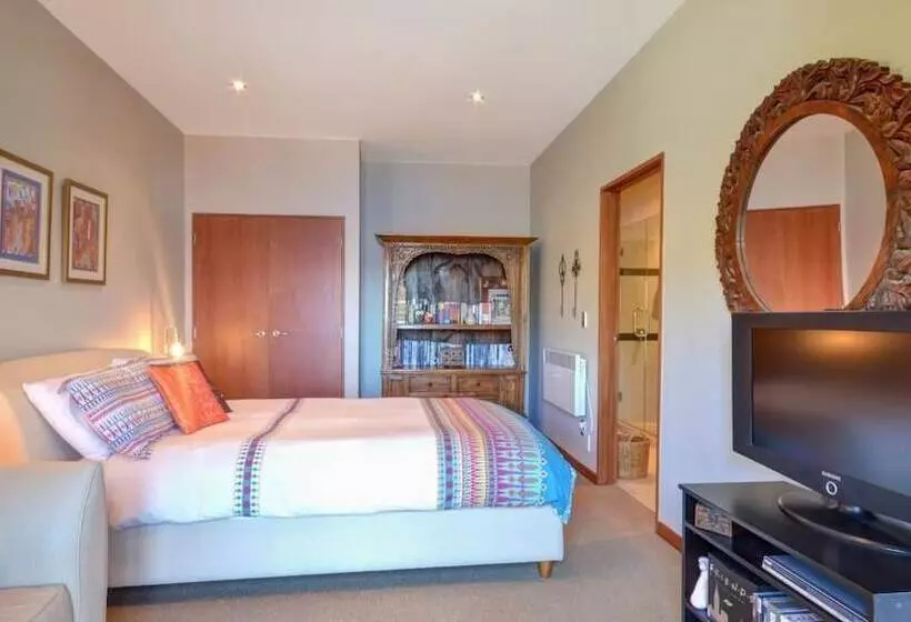 Aries Lake View Villa