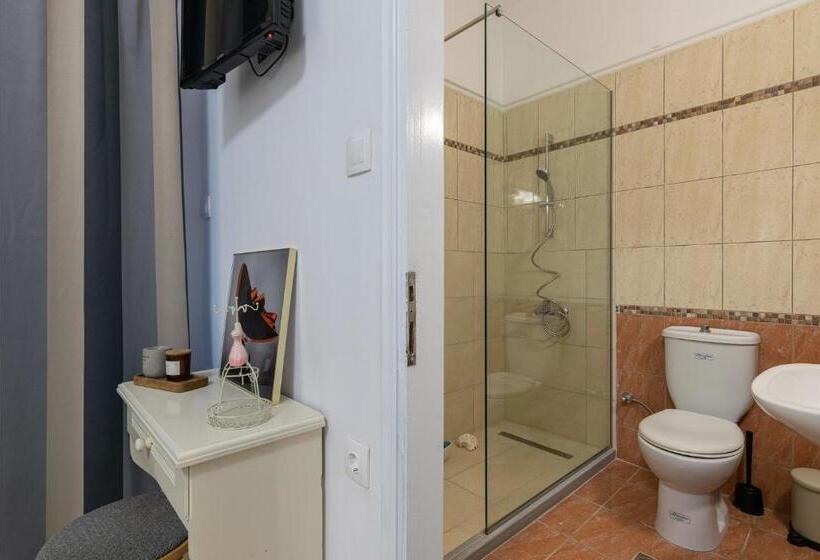 Denise Studios And Apartments