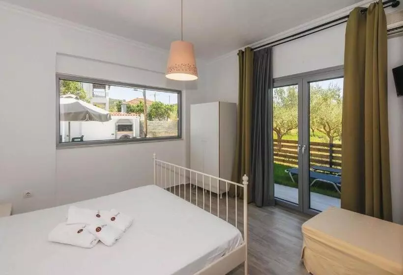Denise Studios And Apartments