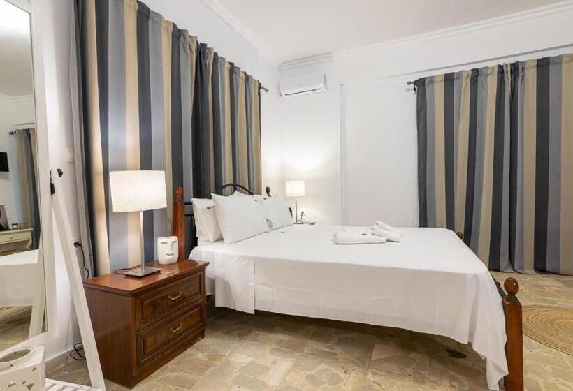 Denise Studios And Apartments