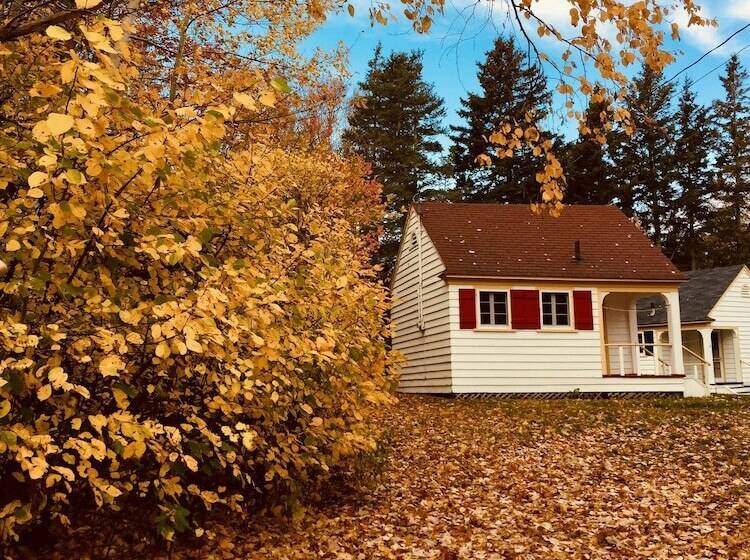 Green Gables Bungalow Court