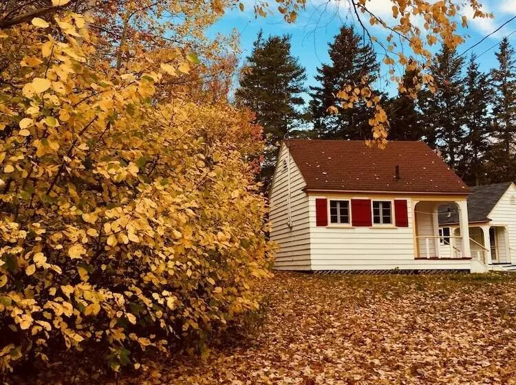 Green Gables Bungalow Court