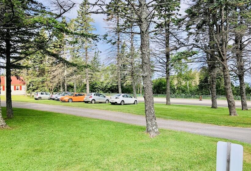 Green Gables Bungalow Court